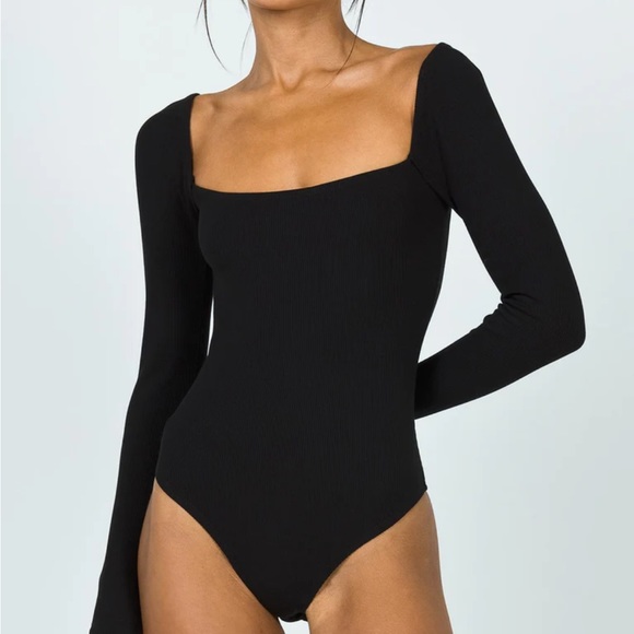 Princess Polly Tops - Princess Polly, long sleeve scoopneck bodysuit.